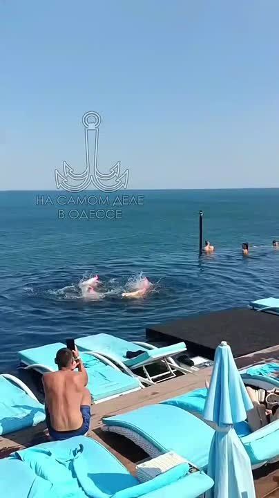 Ловите настроение Одессы! Здесь даже обычный отдых на пляже выглядит по-особенному элегантно