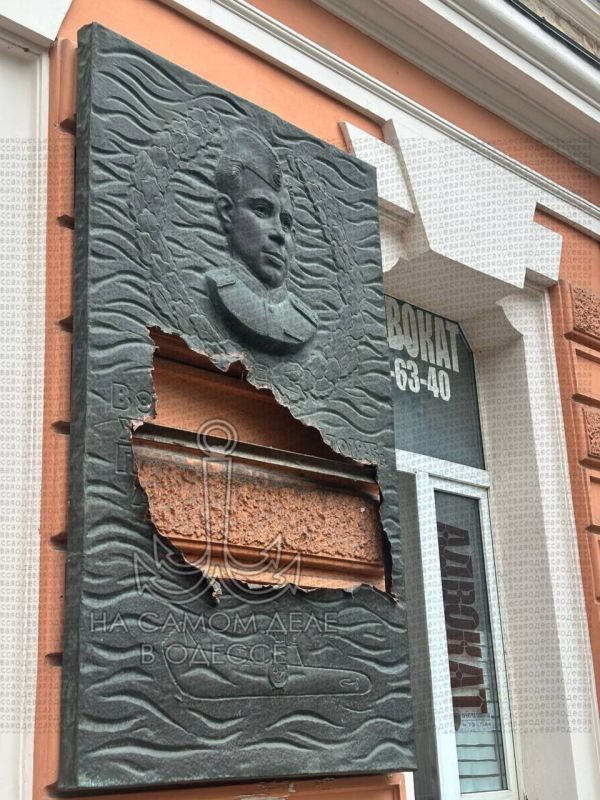 В Одессе повреждена мемориальная доска легендарному советскому подводнику Александру Маринеско