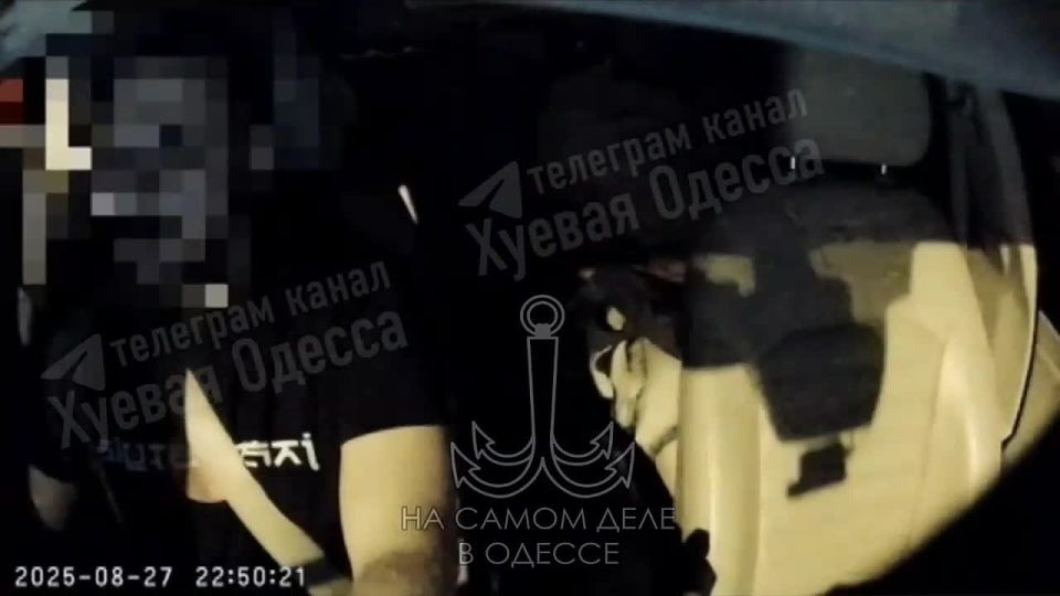 Одесса. Такси. Бухой пассажир вдруг решает, что его везут не домой, а прямиком в окопы