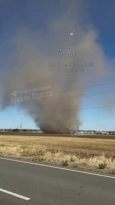 В Белгород-Днестровский! В небе над городом заметили большое вихревое образование