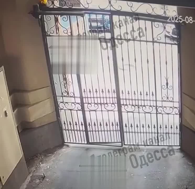 В Одессе ТЦКшники устроили погоню за очередной жертвой, но их охота сорвалась на элементарном препятствии — воротах