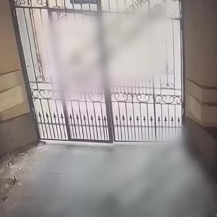 В Одессе сотрудники ТЦК не смогли открыть ворота, чтобы мобилизовать местного жителя