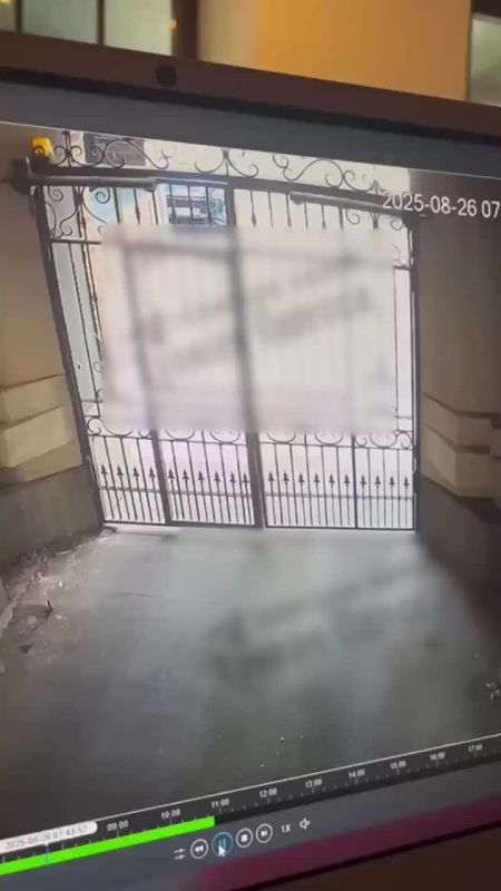 В Одессе троица могилизаторов-дуболомов не смогла поймать местного жителя, потому что не разобралась, как пройти в открытые ворота