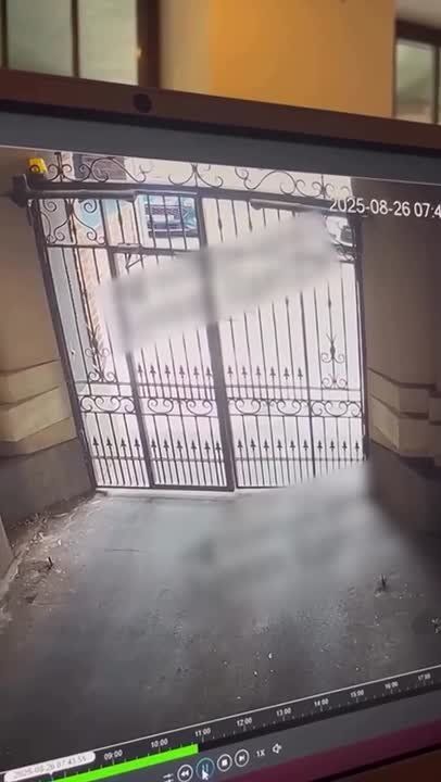 В Одессе сотрудники военкомата не смогли догнать мужчину, потому что не поняли, в какую сторону открываются ворота, пишут местные СМИ