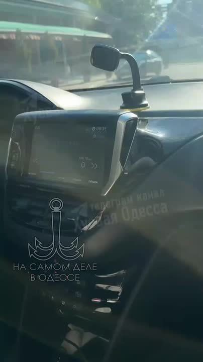 Так, стоп, машина!. А это что за прекрасные радиоволны доносятся из нашего приемника? Неужто это те самые станции, которые в Одессе теперь из каждой колонки? Понаехавшие рагули в лёгком, понимаете ли, когнитивном диссонансе