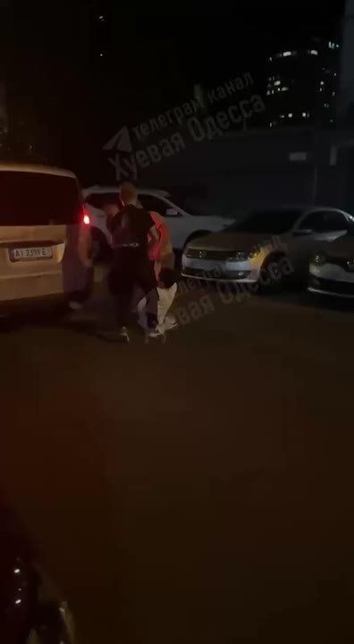 Одесса. Людоловы бусифицируют очередного "добровольца", а прохожие тем временем просто наблюдают