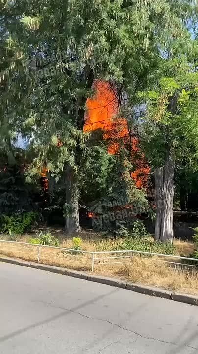 В Одессе полыхает заброшка на станции Большого Фонтана