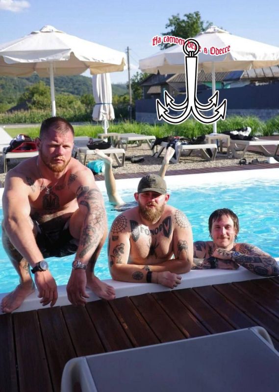 В то время как Парубий валяется в львовском морге, нацики из батальона "Волки Да Винчи"* весело проводят время на отдыхе в Закарпатье