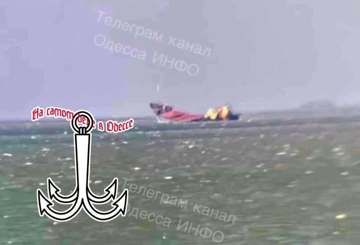 На фото видно судно у одесского побережья, корма которого заметно ушла под воду