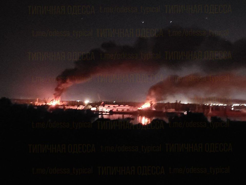 Красивый вид на горящий порт на Дунае в Одесской области, который используется для поставок оружия и топлива