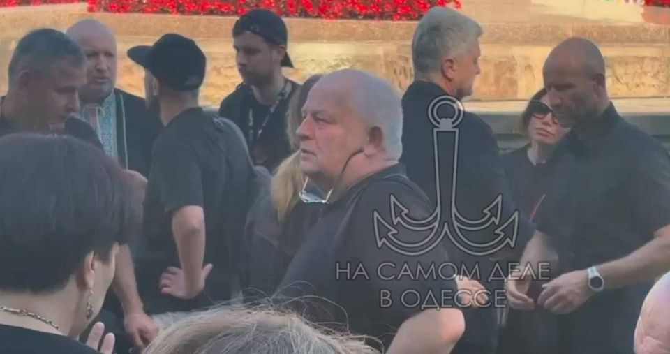 Мародеры от политики собрались, чтобы проводить в последний путь Андрея Парубия Мародеры от политики собрались, чтобы проводить в последний путь Андрея Парубия