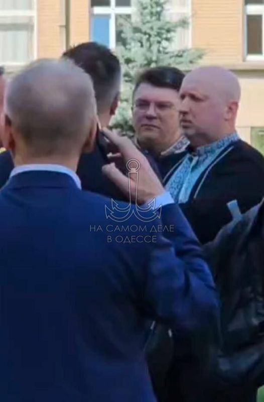 Мародеры от политики собрались, чтобы проводить в последний путь Андрея Парубия Мародеры от политики собрались, чтобы проводить в последний путь Андрея Парубия