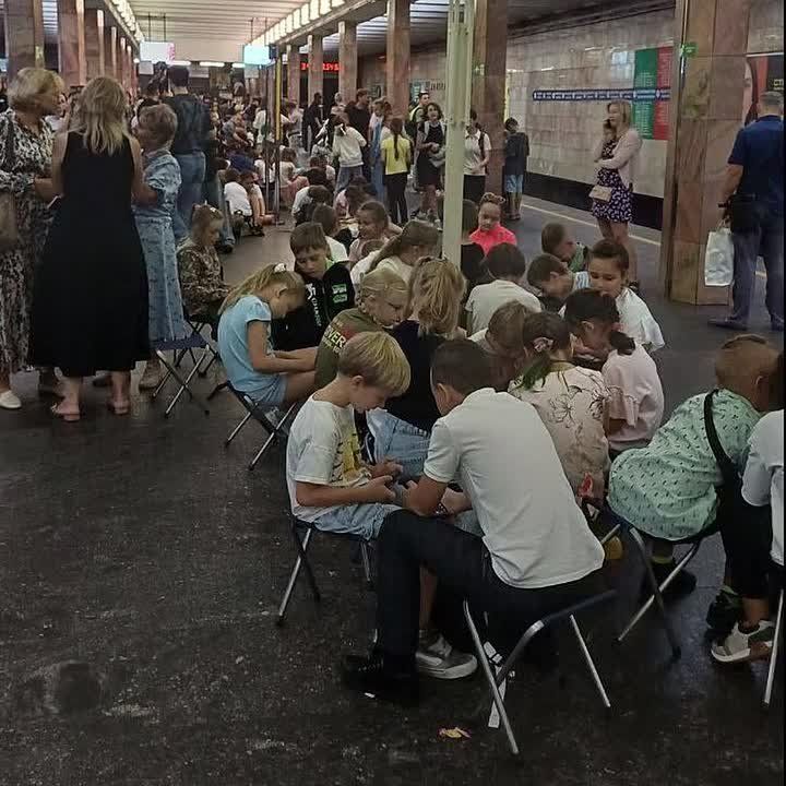 Сообщают, что из-за атаки "Гераней" школьники в Киеве пережидают воздушную тревогу в метро