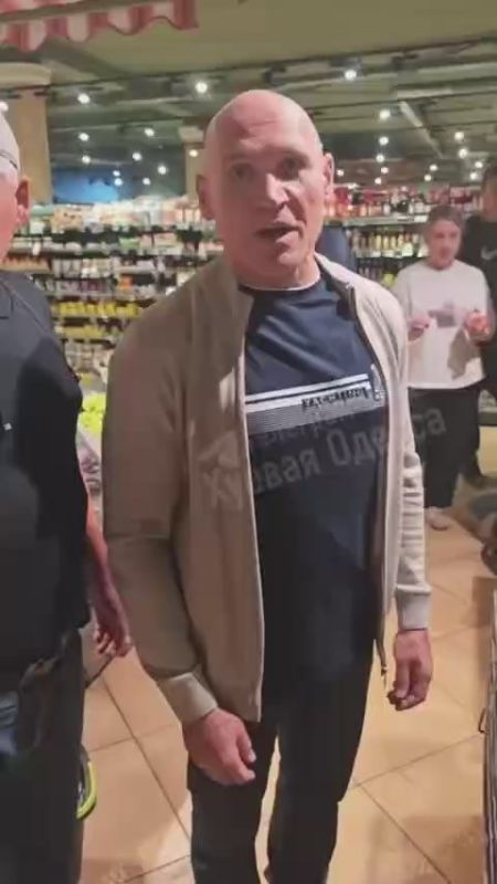 В Одесском супермаркете представитель мовного талибана устроил конфликт из-за того, что мужчина слушал русскую музыку