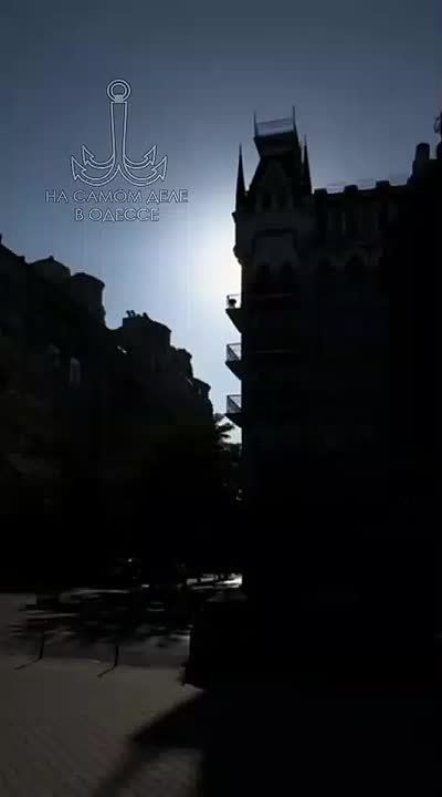 Одесса-мама мирных снов. — Сема, ты в курсе, шо наша соседка Симочка вышла таки замуж за рентгенолога Рабиновича?