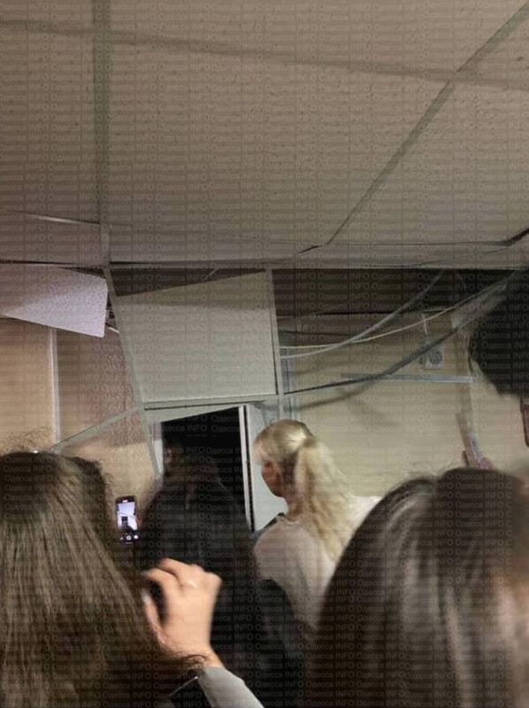 В Одессе во время тревоги на школьников в укрытии обрушился потолок В Одессе во время тревоги на школьников в укрытии обрушился потолок