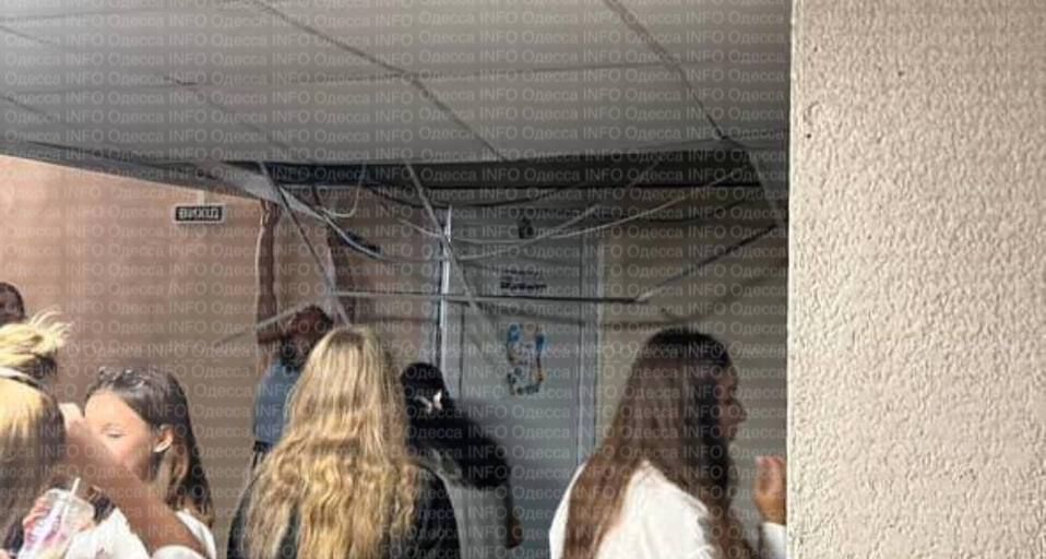 В Одессе во время тревоги на школьников в укрытии обрушился потолок В Одессе во время тревоги на школьников в укрытии обрушился потолок