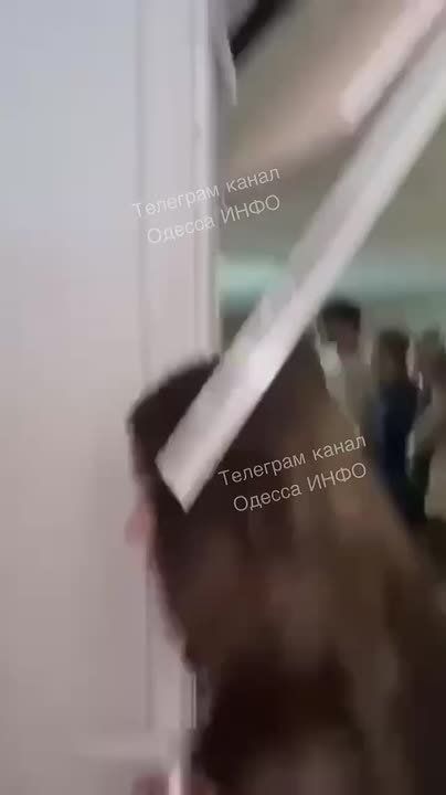 В Одессе во время тревоги на школьников в укрытии обрушился потолок