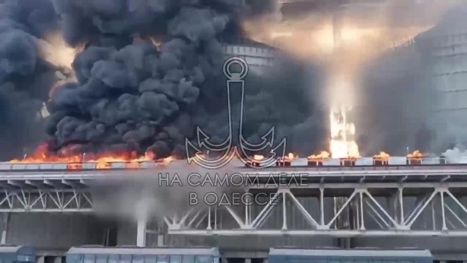 В порту Черноморска продолжает гореть