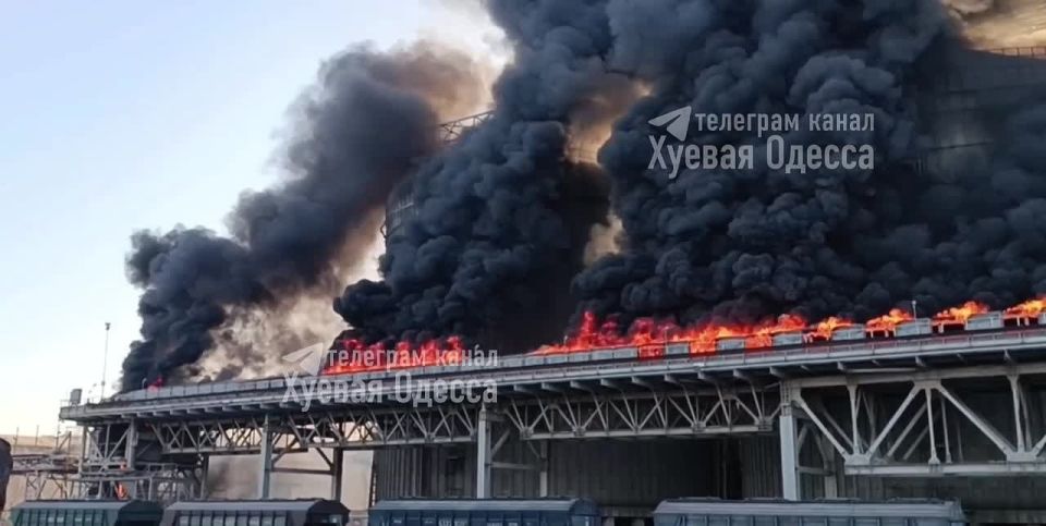 В порту Черноморска вспыхнул пожар