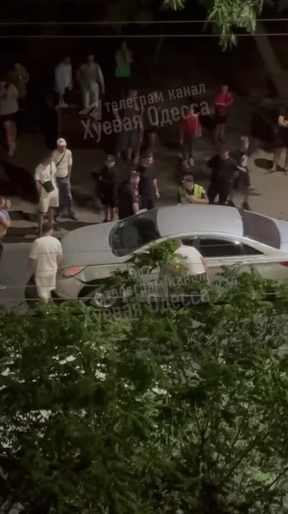 В Одессе алкошиз протаранил припаркованные авто и закрылся в машине