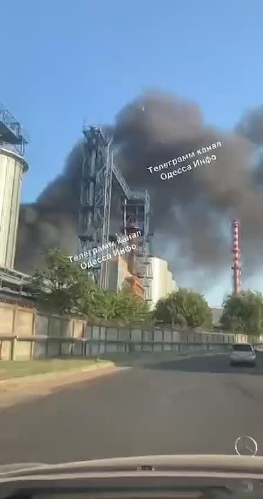 Огромный пожар бушует в порту Черноморска Одесской области