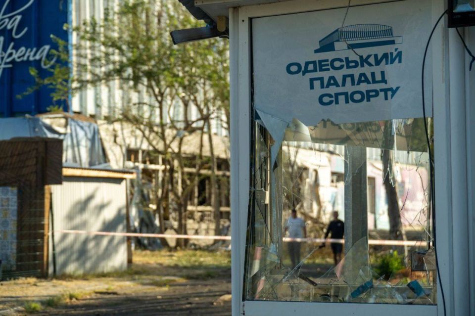 Кадры ночного обстрела в Одессе продолжают появляться в сети Кадры ночного обстрела в Одессе продолжают появляться в сети