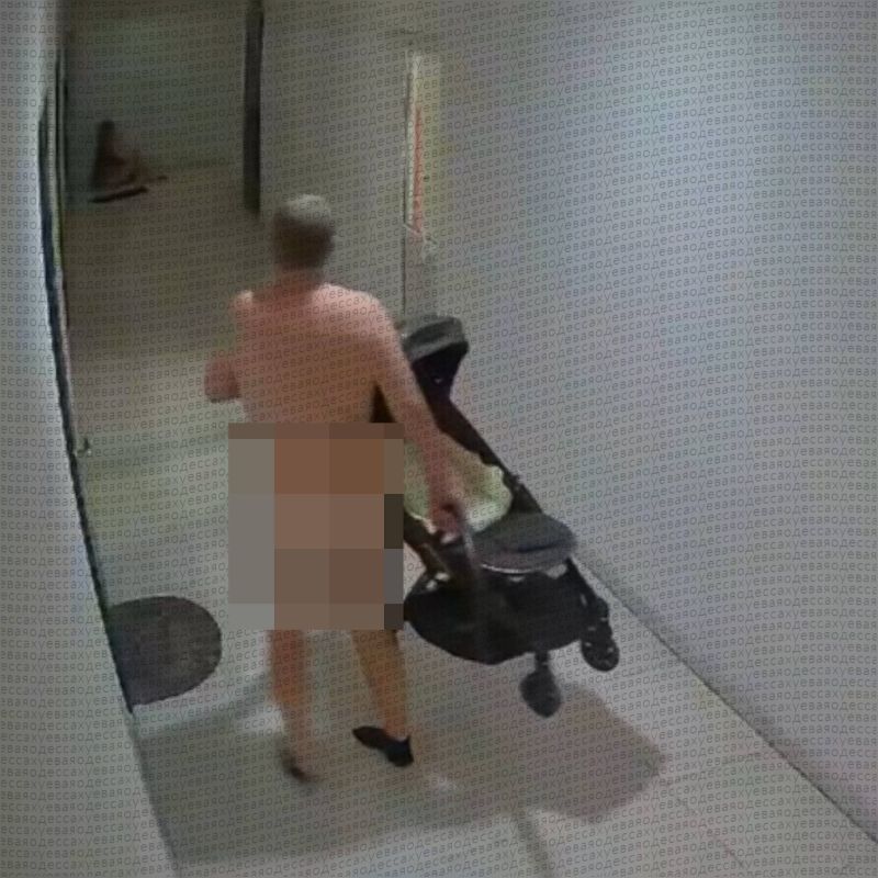 В Одессе сосед-наркоман превратил квартиру в притон и терроризирует семью В Одессе сосед-наркоман превратил квартиру в притон и терроризирует семью