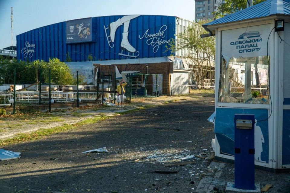 Кадры ночного обстрела в Одессе продолжают появляться в сети Кадры ночного обстрела в Одессе продолжают появляться в сети