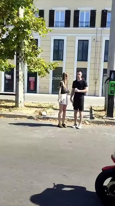 В Одессе подростки на мопеде врезались в авто и сбежали