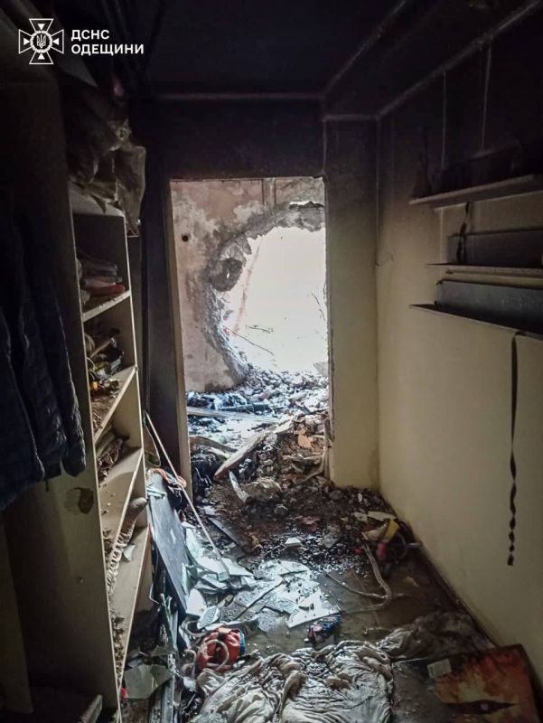 Кадры ночного обстрела в Одессе продолжают появляться в сети Кадры ночного обстрела в Одессе продолжают появляться в сети