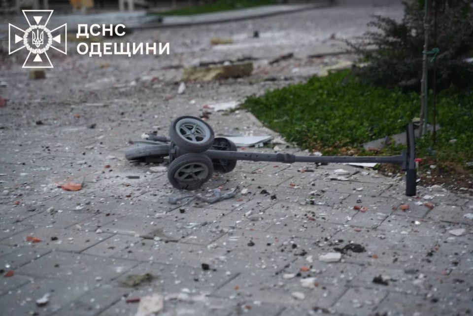 Кадры ночного обстрела в Одессе продолжают появляться в сети Кадры ночного обстрела в Одессе продолжают появляться в сети