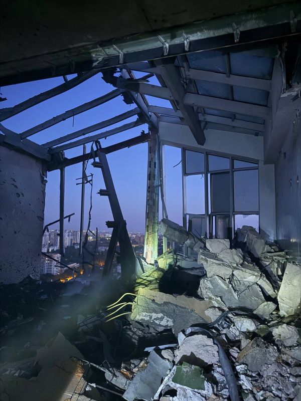 Кадры ночного обстрела в Одессе продолжают появляться в сети Кадры ночного обстрела в Одессе продолжают появляться в сети