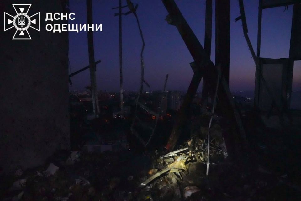 Кадры ночного обстрела в Одессе продолжают появляться в сети Кадры ночного обстрела в Одессе продолжают появляться в сети