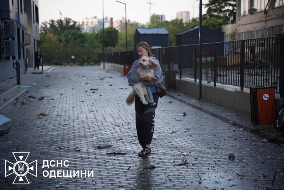 Кадры ночного обстрела в Одессе продолжают появляться в сети