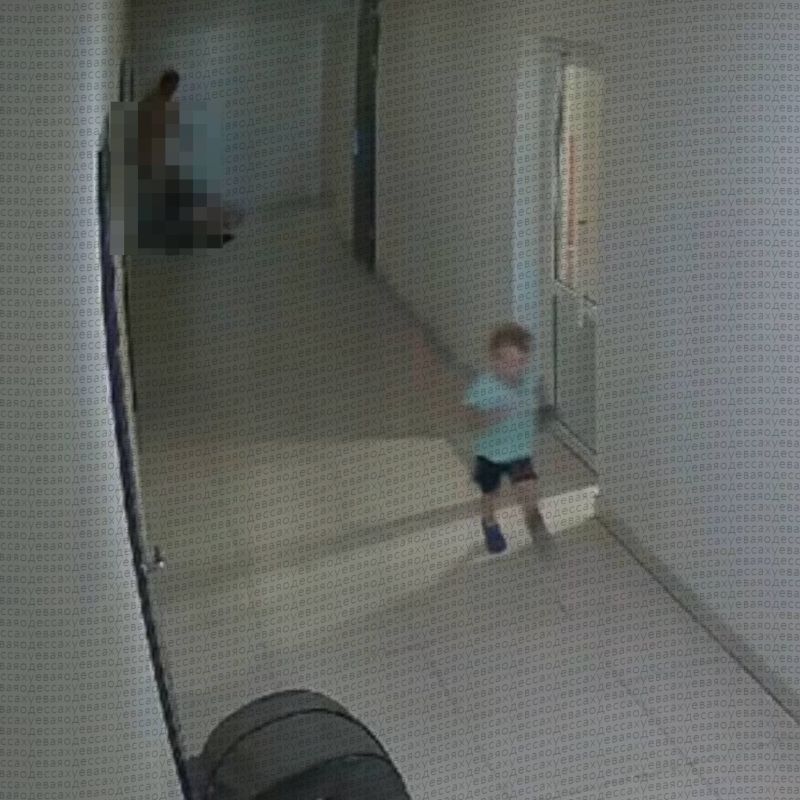 В Одессе сосед-наркоман превратил квартиру в притон и терроризирует семью