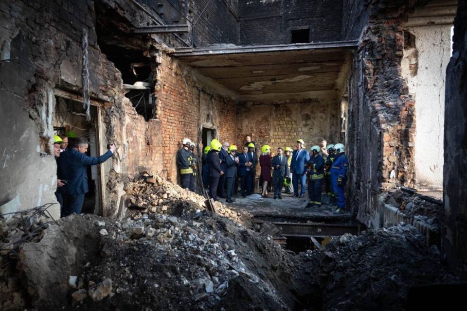 Бездарная постановка: Киев выдаёт за сенсацию фейк об ударе ВС РФ по кабмину Бездарная постановка: Киев выдаёт за сенсацию фейк об ударе ВС РФ по кабмину