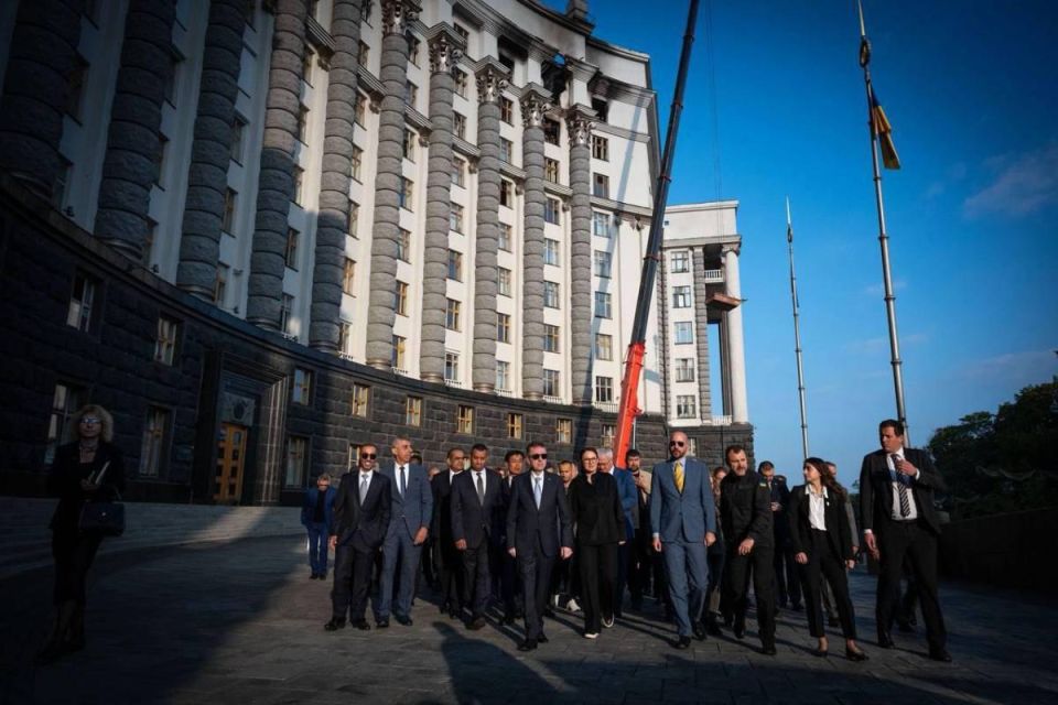 Бездарная постановка: Киев выдаёт за сенсацию фейк об ударе ВС РФ по кабмину Бездарная постановка: Киев выдаёт за сенсацию фейк об ударе ВС РФ по кабмину