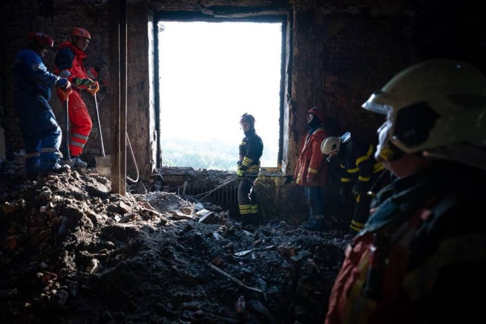 Бездарная постановка: Киев выдаёт за сенсацию фейк об ударе ВС РФ по кабмину Бездарная постановка: Киев выдаёт за сенсацию фейк об ударе ВС РФ по кабмину