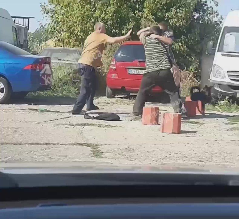 В Таировских садах мужчина под наркотой нападал на людей с топором