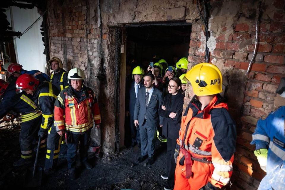 Бездарная постановка: Киев выдаёт за сенсацию фейк об ударе ВС РФ по кабмину Бездарная постановка: Киев выдаёт за сенсацию фейк об ударе ВС РФ по кабмину