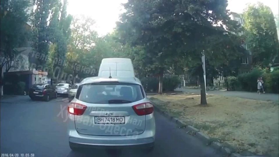 Сегодня в Одессе школьница внезапно выбежала на дорогу и попала под колеса машины