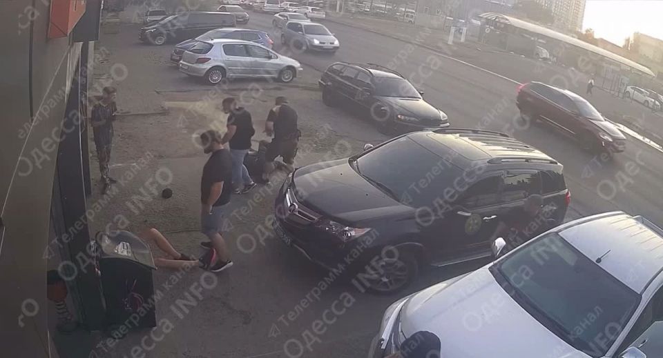 В Одессе мужчина, вышедший из автомобиля на военных номерах, отправил в нокдаун двух других мужчин