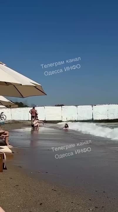 На Одесском пляже девчонки замутили горячий фотосет