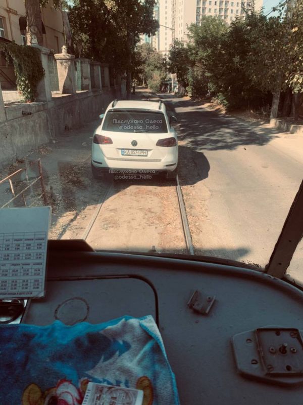 Водила в Одессе оставил свою машину прямо на трамвайных путях