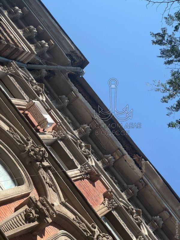 Сосед-дрель!!!. Наш местный памятник архитектуры, Дом Юровского (Греческая, 50), решил пойти по пути экстенсивного развития и обзавелся новыми «узорами» — по всем швам