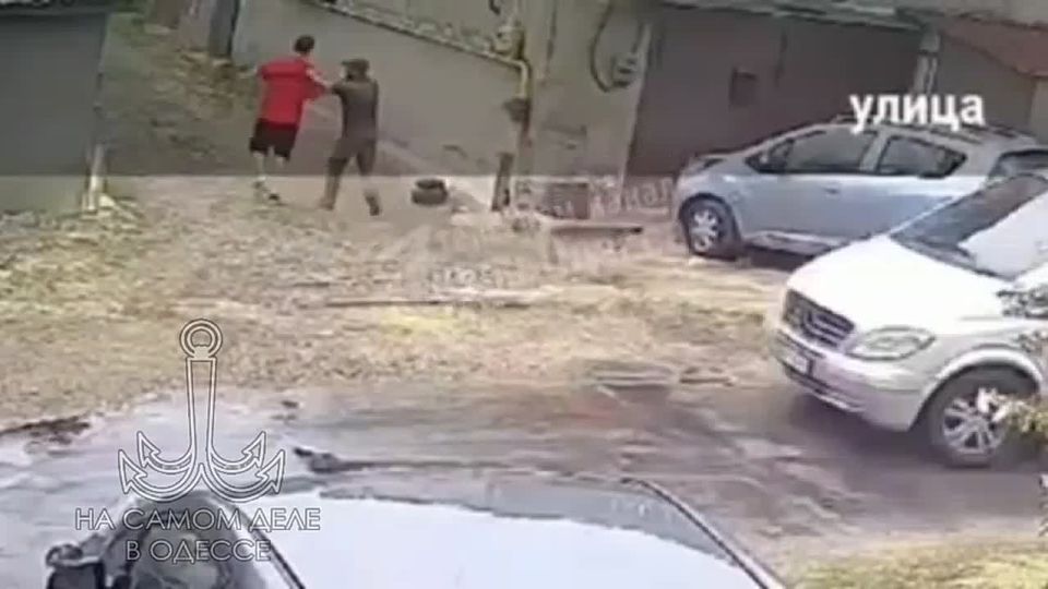 Людоловы в Одессе: ТЦКашник, не имеющий по закону права на задержание, валит мужчину на землю