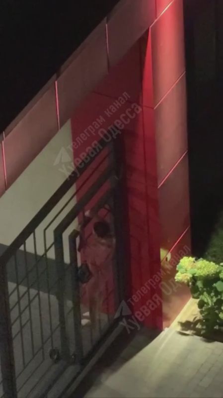 Девушка не смогла выйти с территории ЖК в Одессе и устроила шоу