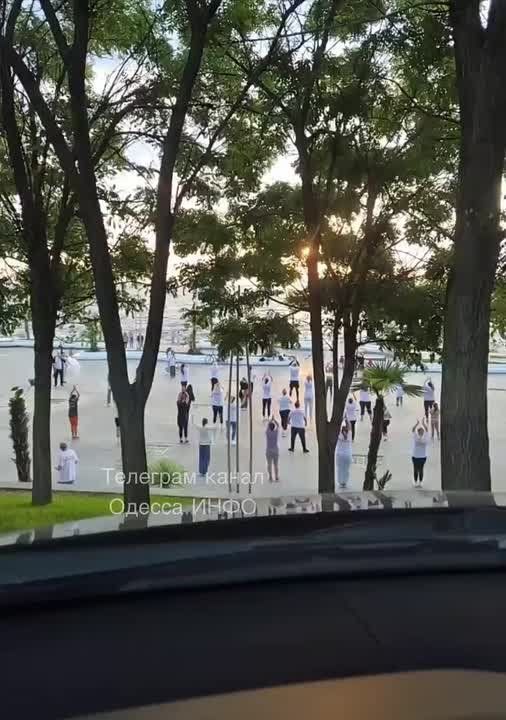 Тем временем на Ланжероне одесситы решили начать утро с зарядки