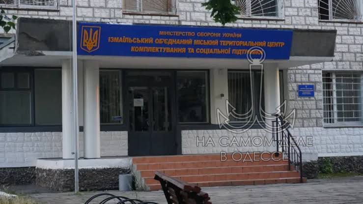 В Измаиле, в Одесской области, 38-летний мужчина, находясь в здании военкомата, улучил момент и, запершись в уборной, попытался вскрыть себе вены